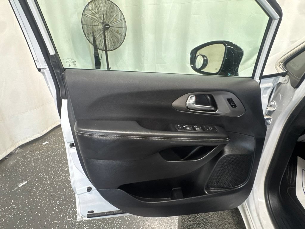 Used 2025 Chrysler Pacifica Select FWD image 13