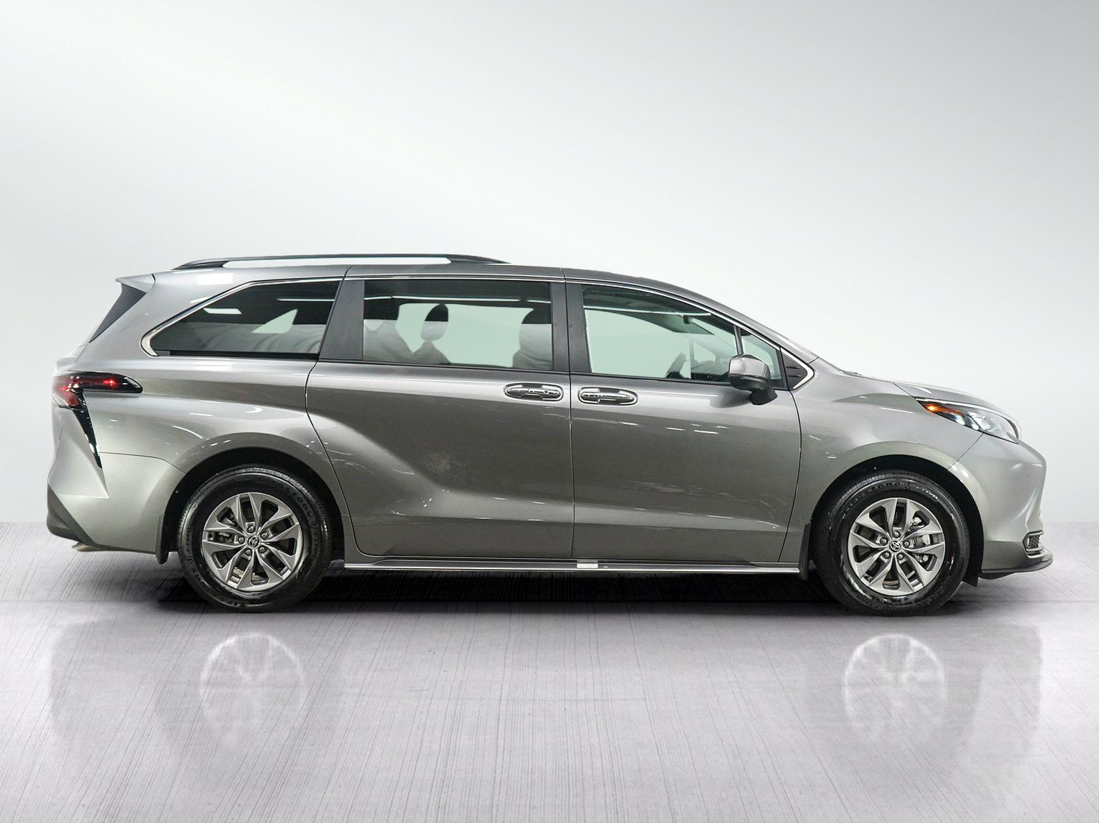 Used 2026 Toyota Sienna XLE AWD/4WD image 6