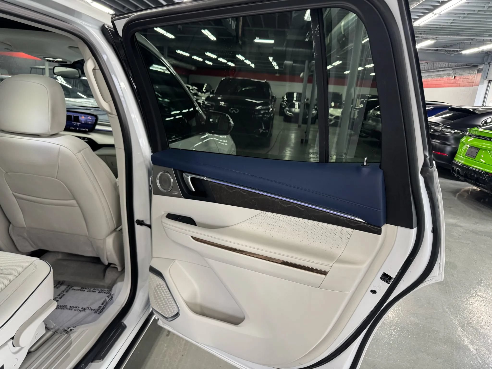 Used 2025 Buick Enclave Avenir w/ LPO, Floor Liner Package FWD image 32