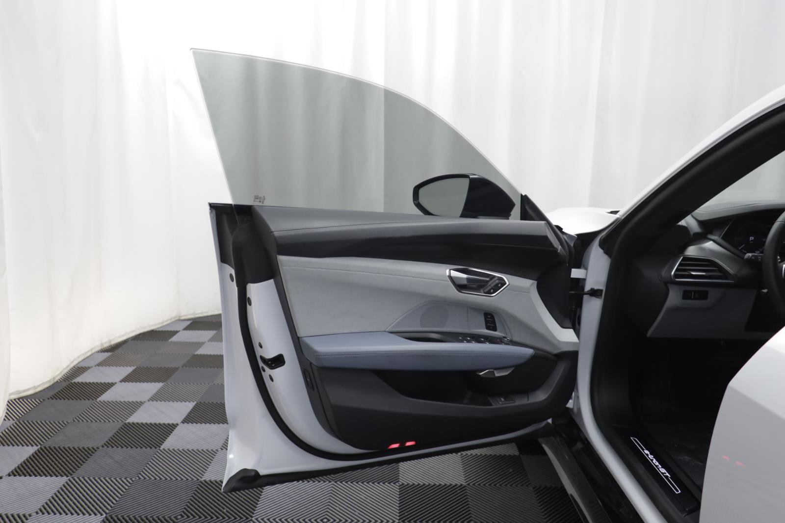 Used 2024 Audi e-tron GT Prestige image 5