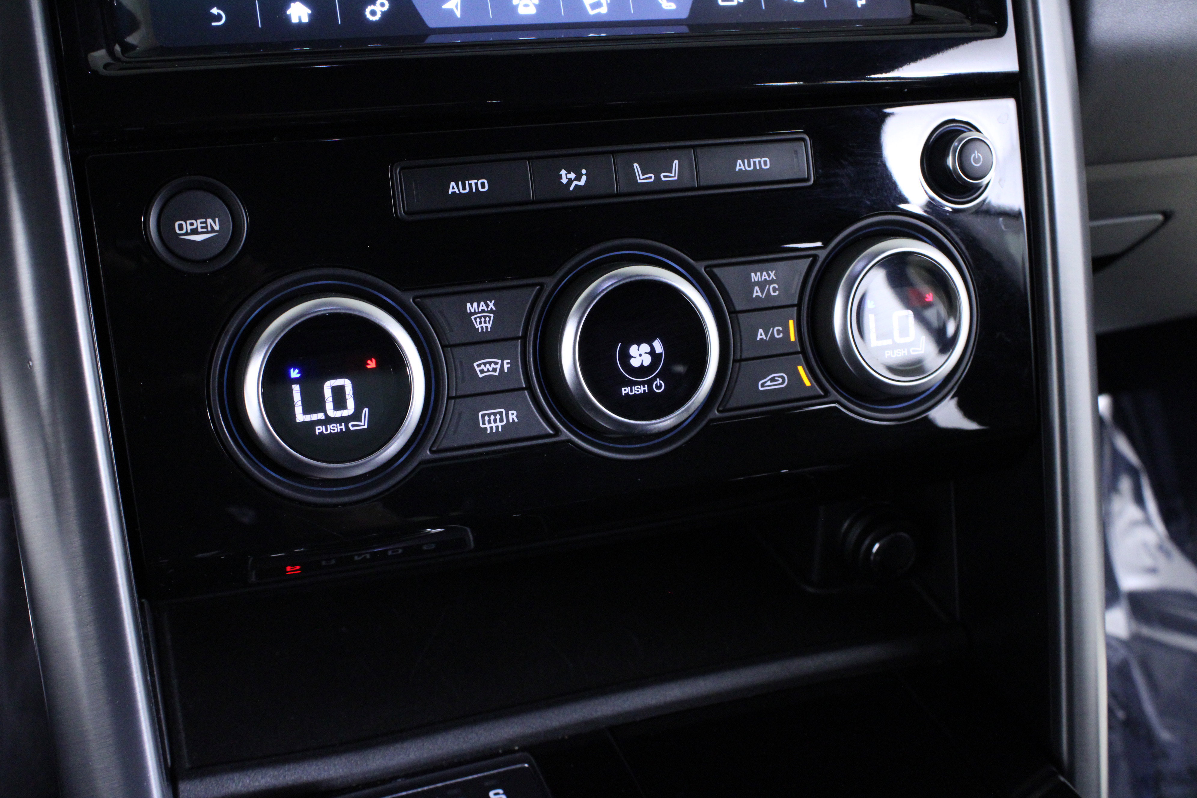 Used 2020 Land Rover Discovery HSE image 31