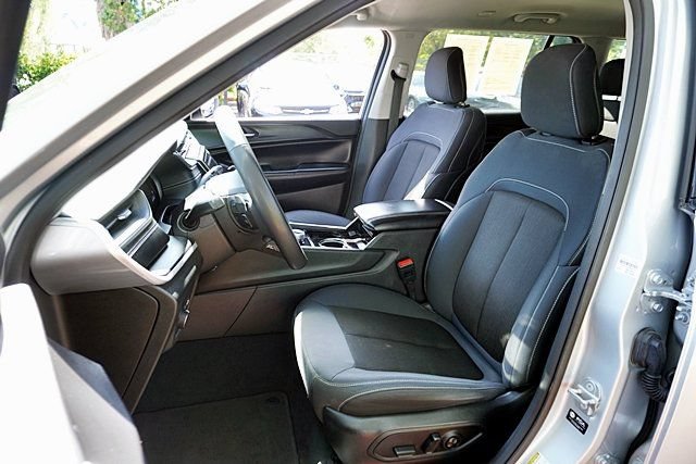 Used 2023 Jeep Grand Cherokee L Laredo RWD image 16
