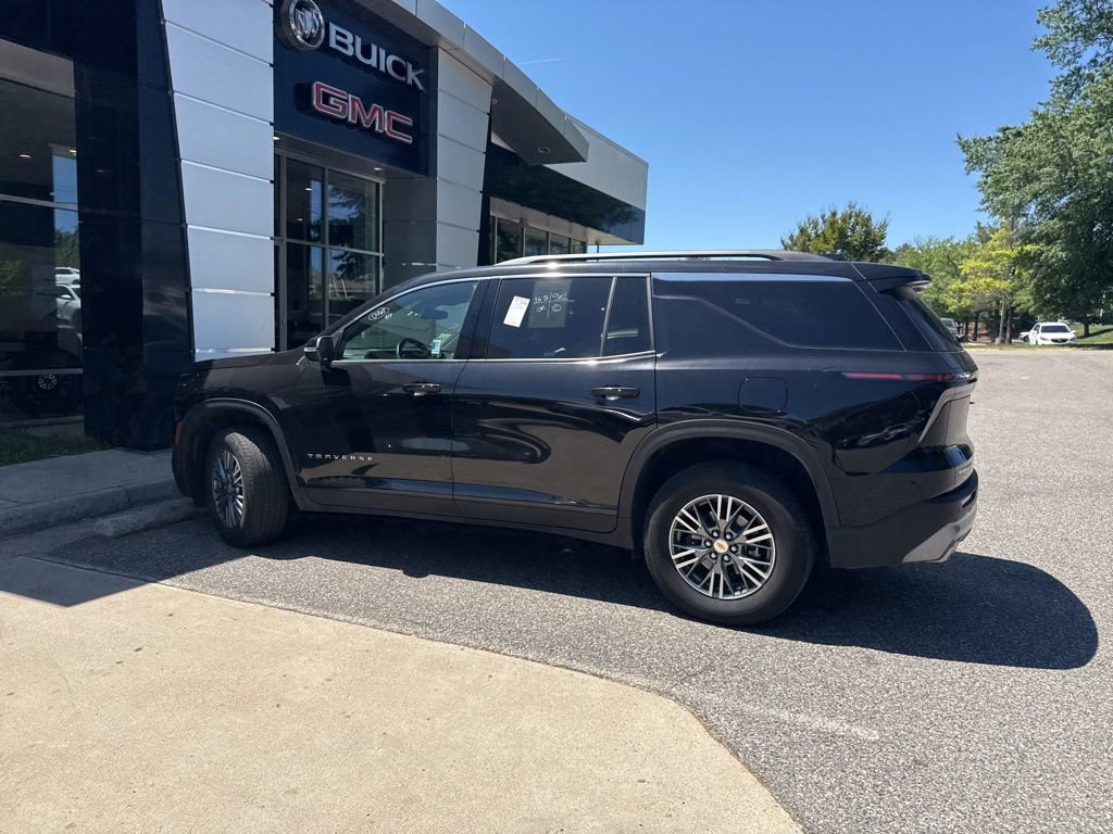 Used 2025 Chevrolet Traverse LT FWD image 10
