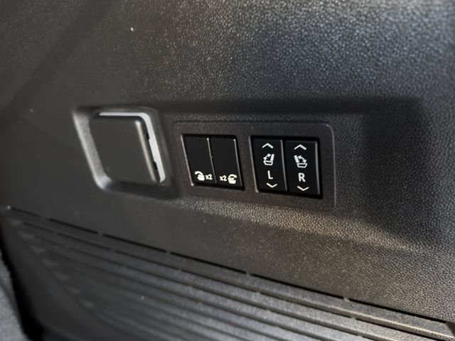 Used 2023 Chevrolet Tahoe High Country AWD/4WD image 33