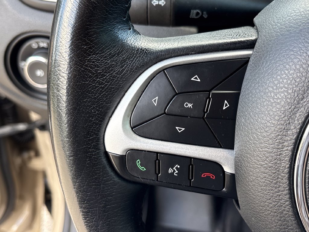 Used 2016 Jeep Renegade Latitude AWD/4WD image 17