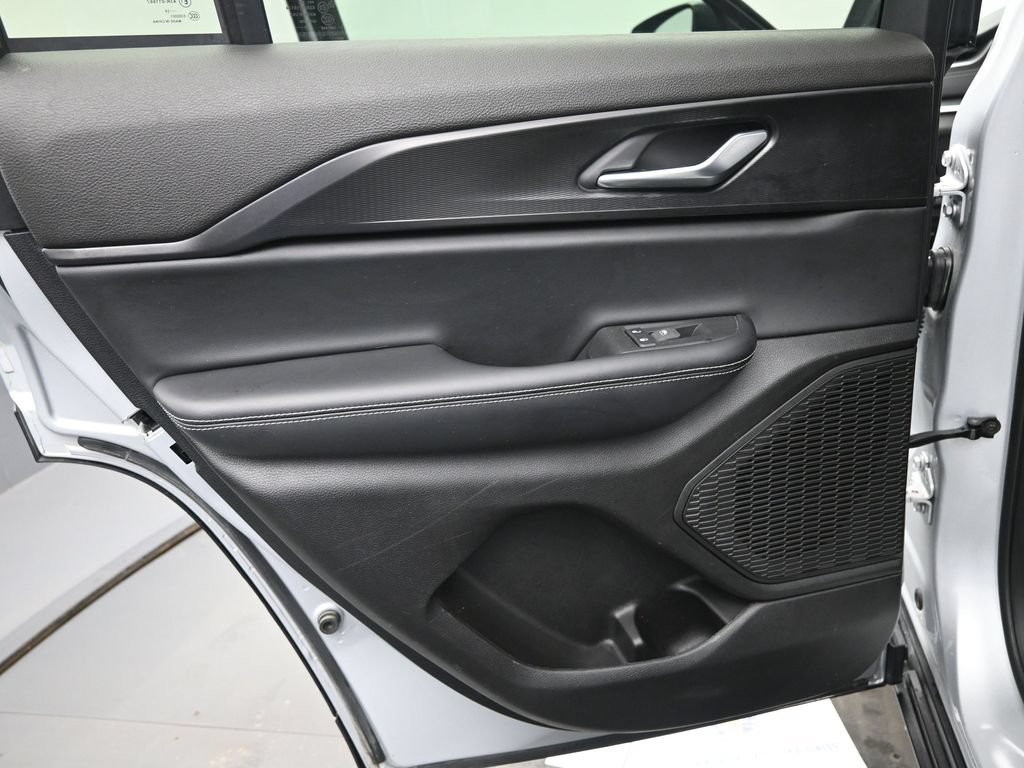 Used 2025 Jeep Grand Cherokee Laredo AWD/4WD image 16