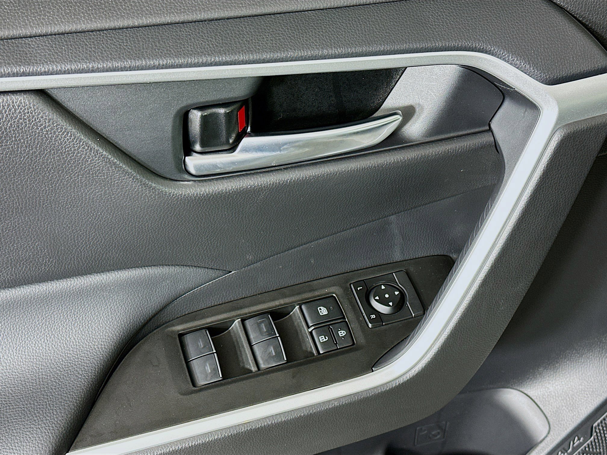 Used 2025 Toyota RAV4 XLE w/ Convenience Package FWD image 15