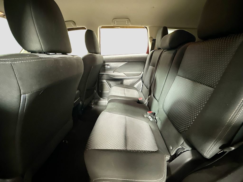 Used 2018 Mitsubishi Outlander SE image 24