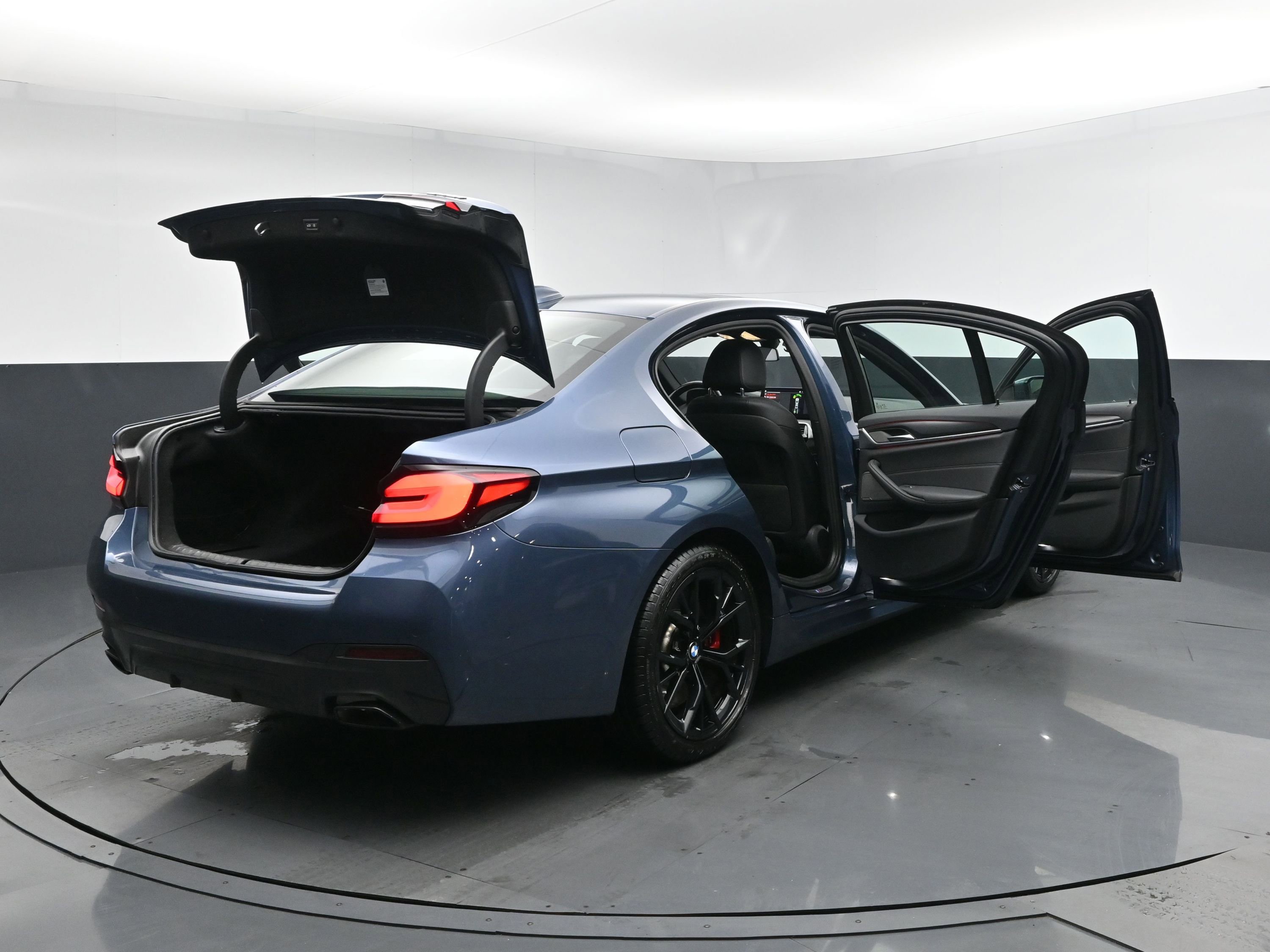 Used 2023 BMW 540i xDrive w/ M Sport Package image 31