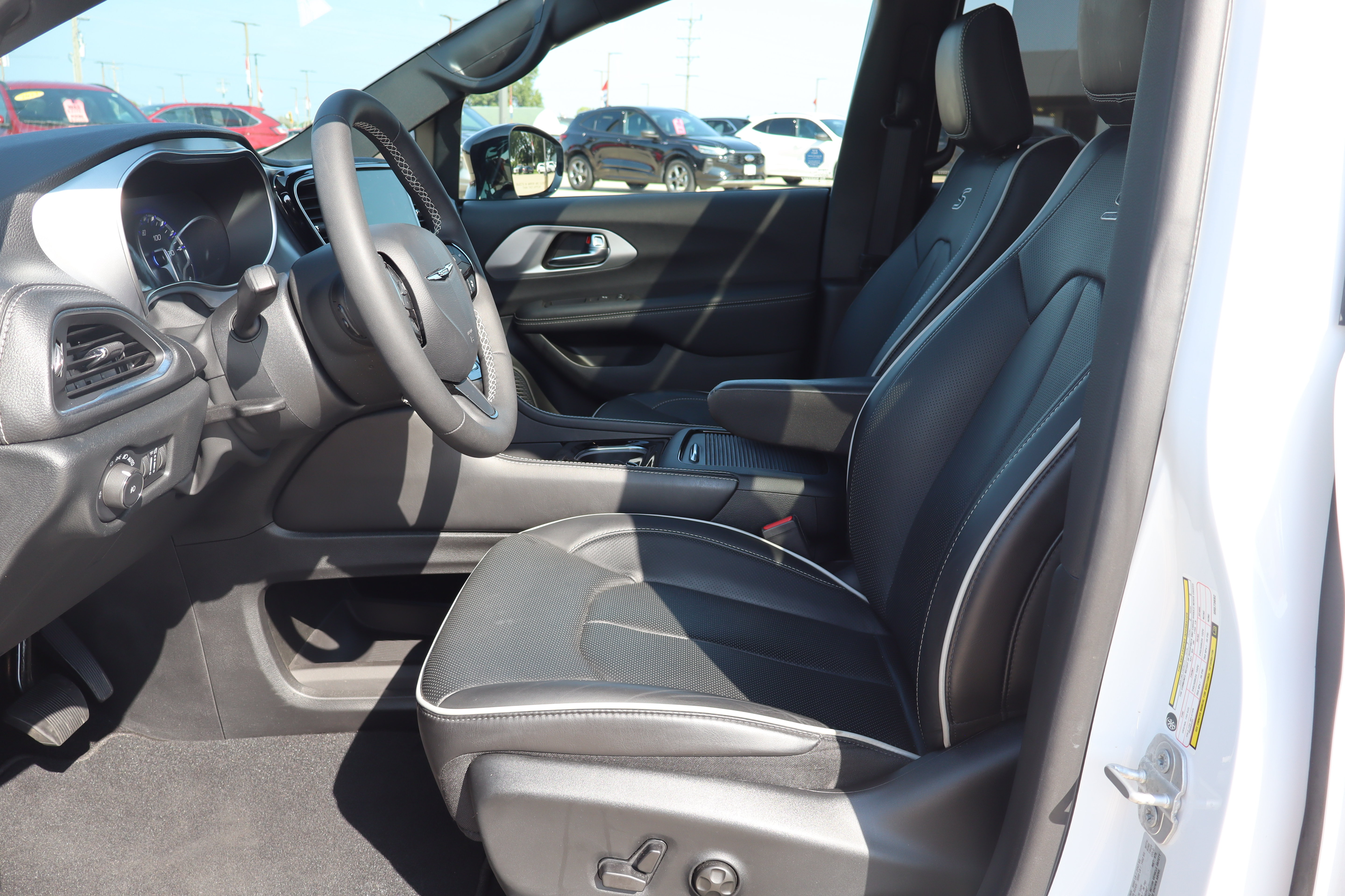 Used 2025 Chrysler Pacifica Limited FWD image 9