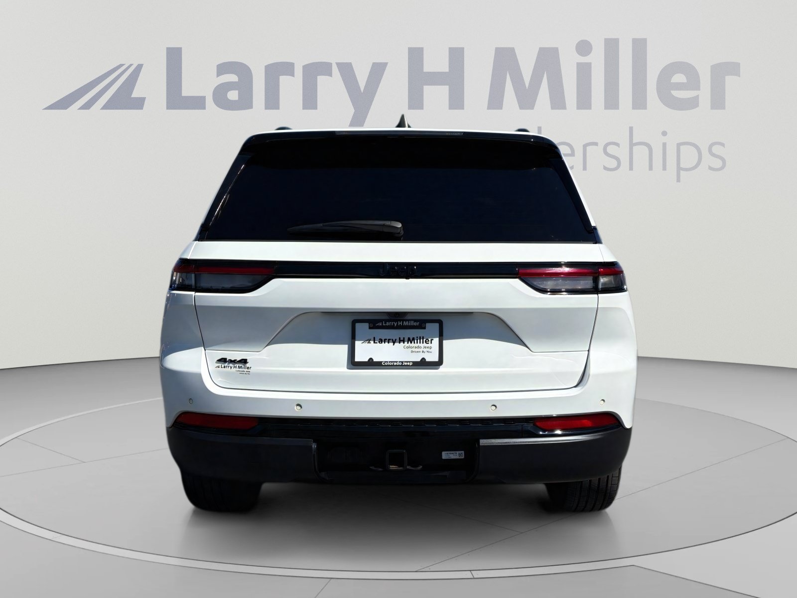 Used 2025 Jeep Grand Cherokee Altitude AWD/4WD image 4