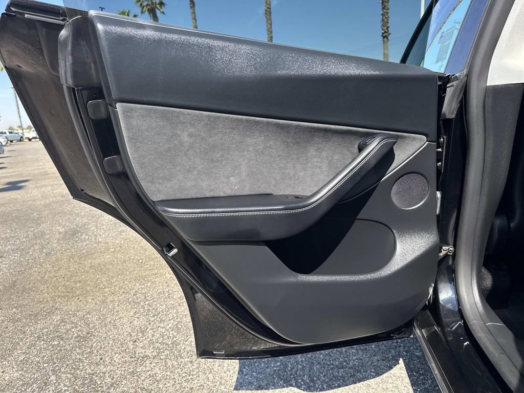 Used 2022 Tesla Model Y Long Range image 22