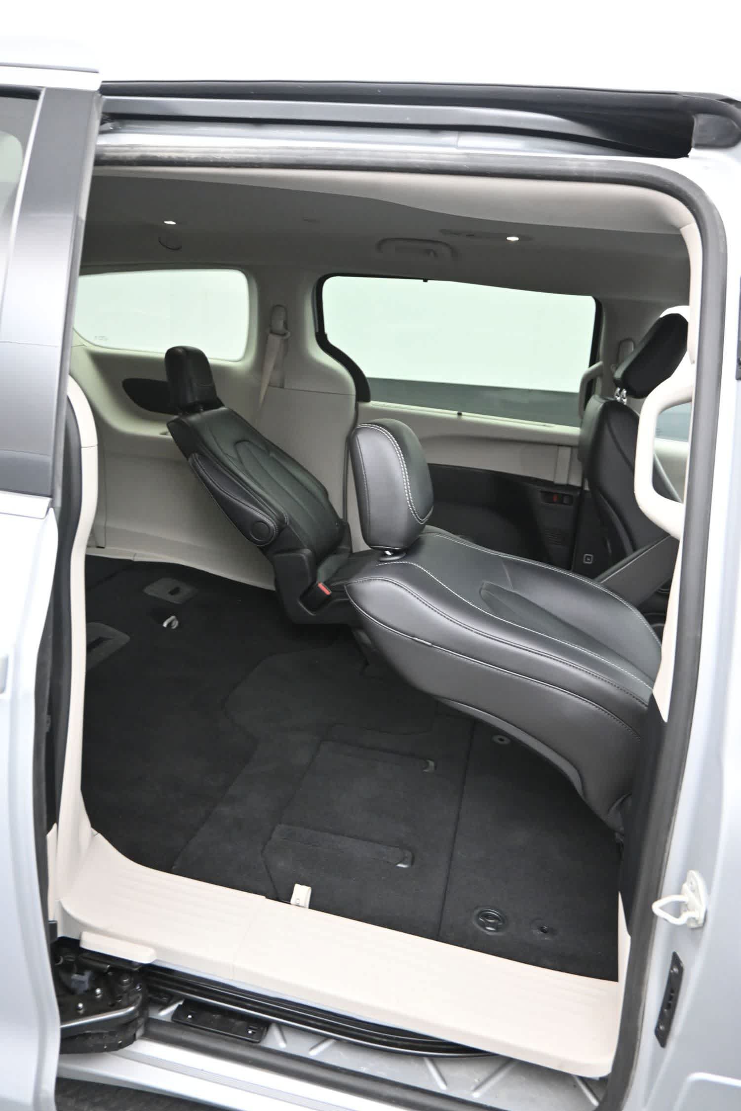Used 2024 Chrysler Pacifica Touring-L FWD image 13