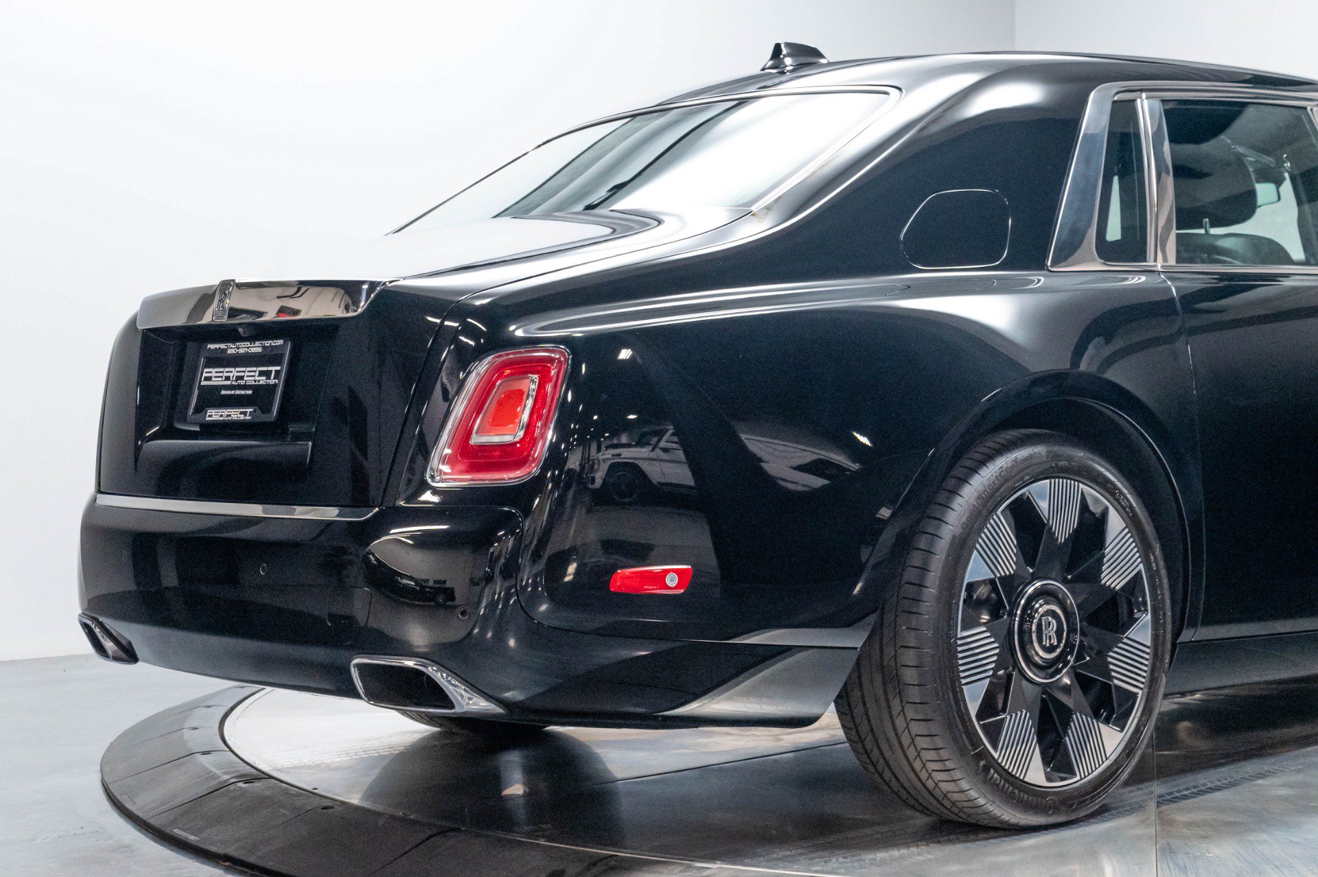 Used 2024 Rolls-Royce Phantom Sedan w/ The Phantom Package RWD image 43