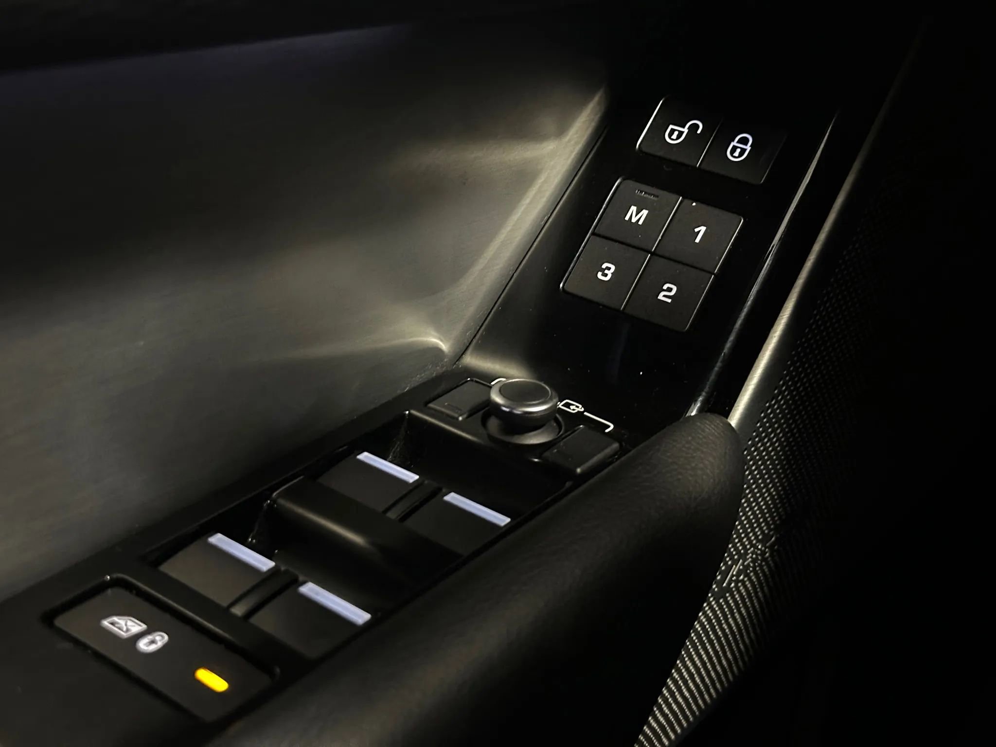 Used 2019 Land Rover Range Rover Velar R-Dynamic SE image 32