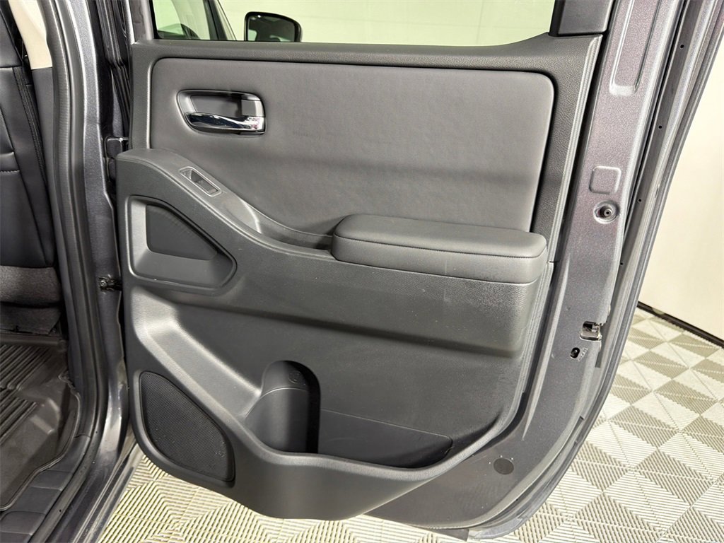 Used 2022 Nissan Frontier SV w/ SV Premium Package image 17