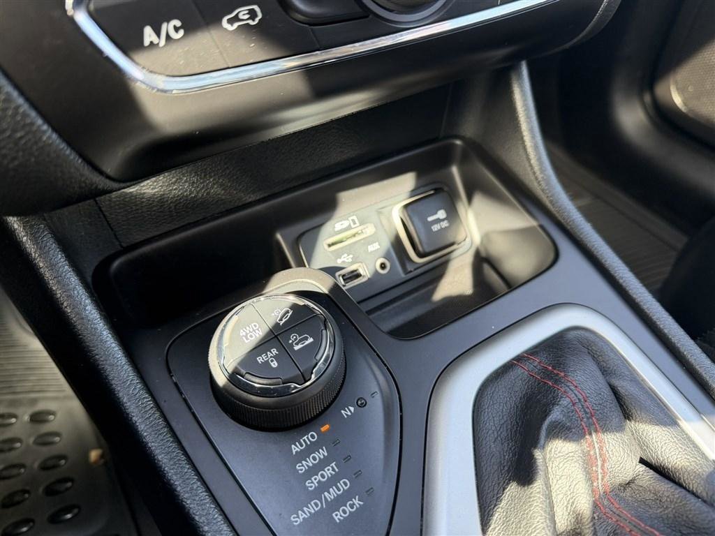 Used 2015 Jeep Cherokee Trailhawk w/ Comfort/Convenience Group image 32