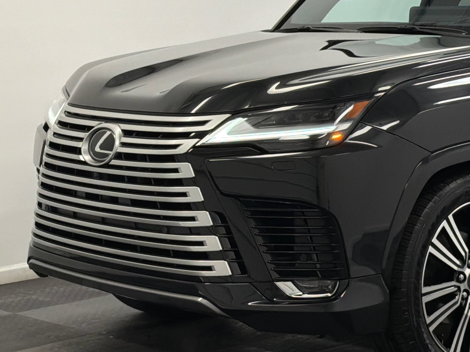Used 2025 Lexus LX 600 4WD w/ Accessory Package (2T) image 2
