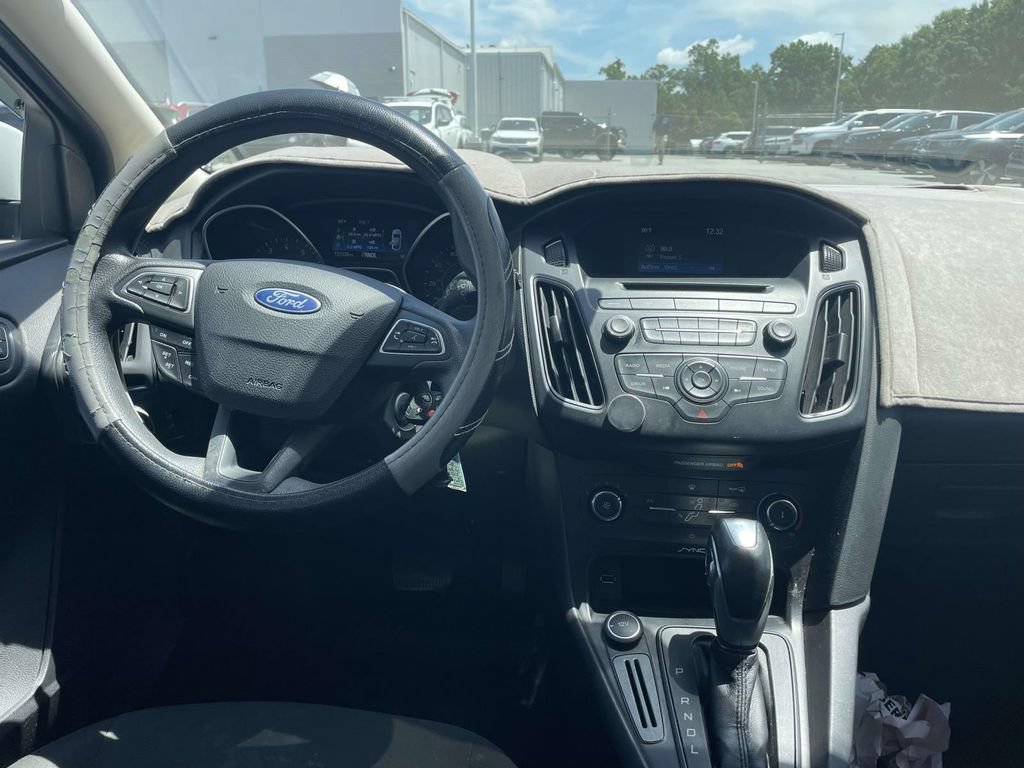 Used 2015 Ford Focus SE FWD image 12