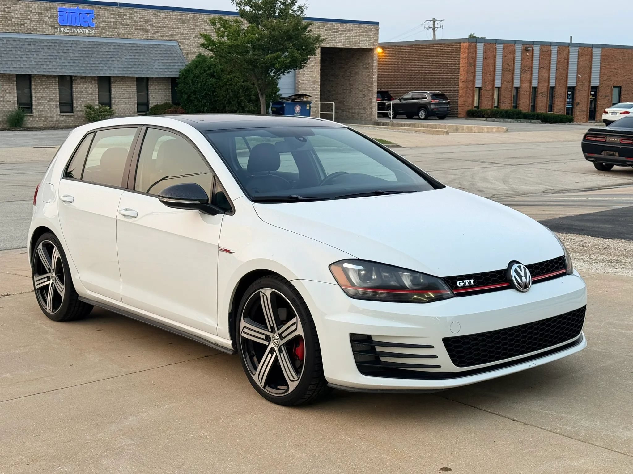 Used 2015 Volkswagen Golf 4-Door FWD image 4