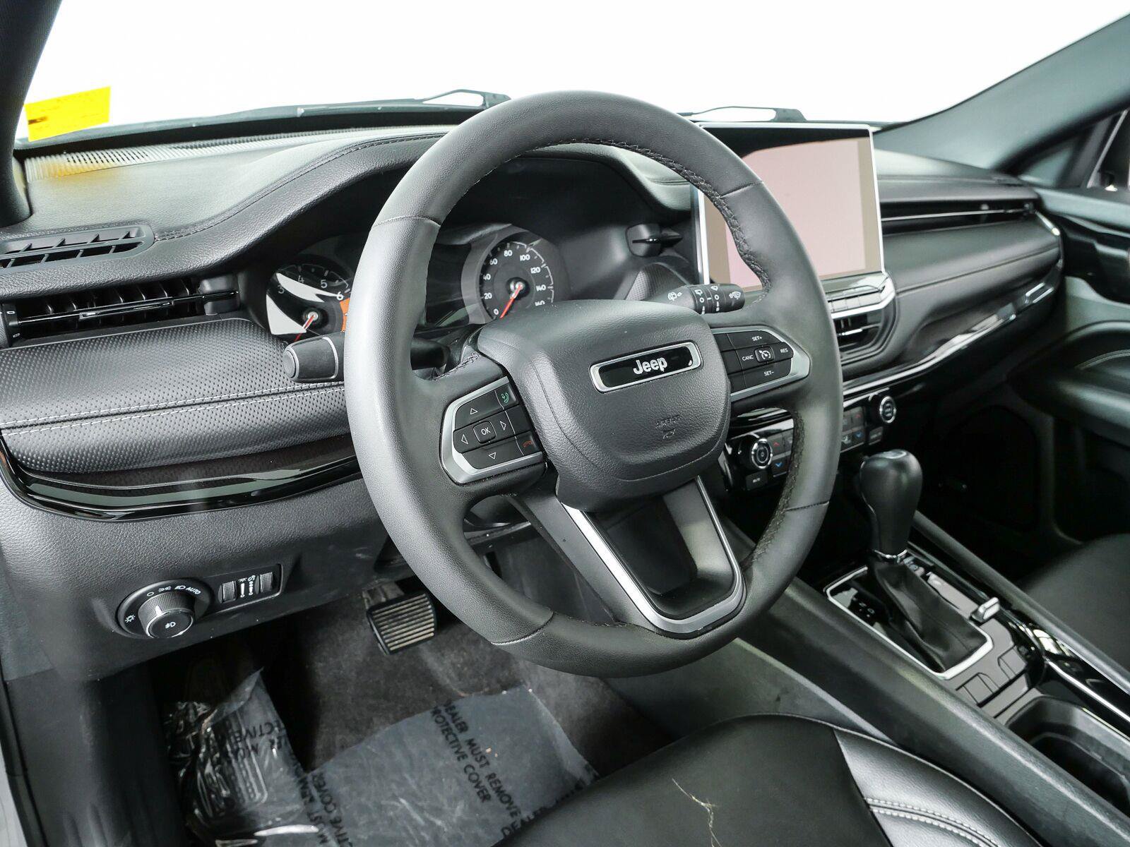 Used 2023 Jeep Compass Latitude w/ Sun and Sound Group AWD/4WD image 4
