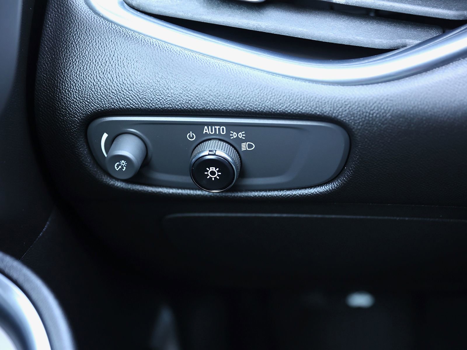 Used 2017 Chevrolet Malibu LT image 32