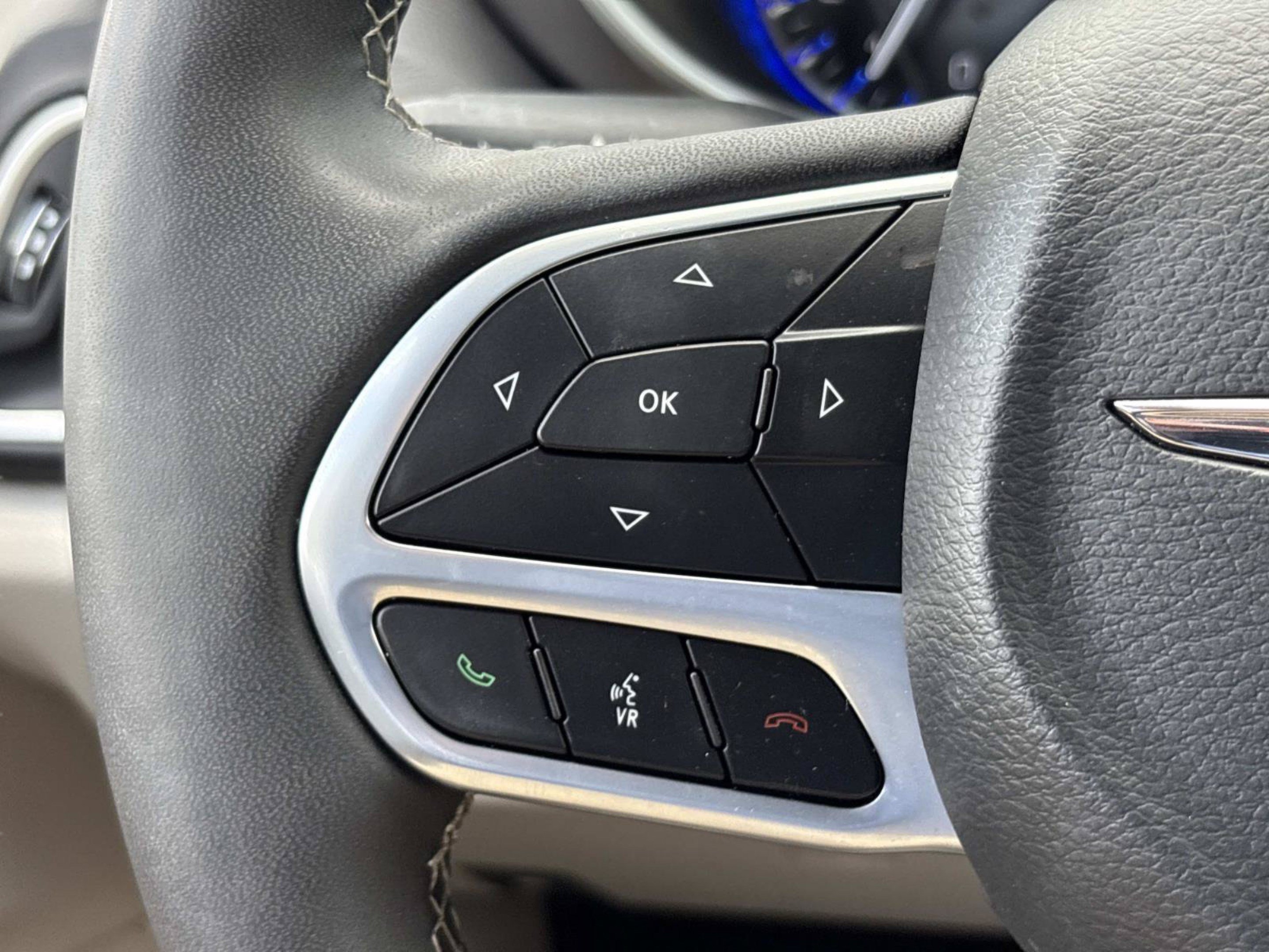 Used 2024 Chrysler Pacifica Touring-L FWD image 25
