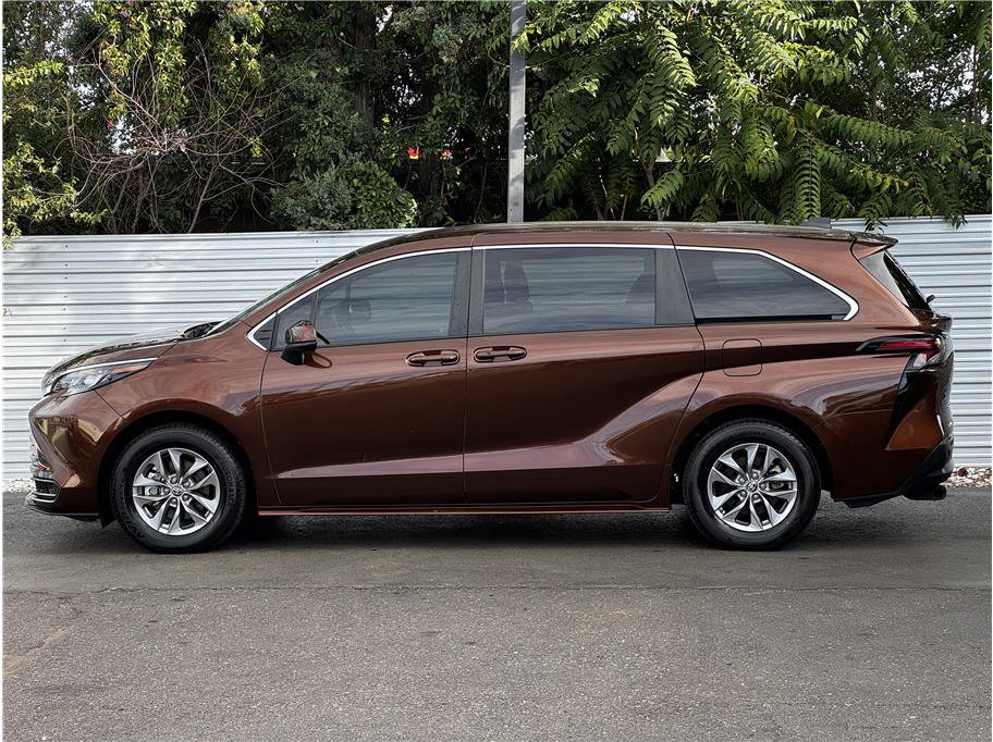 Used 2024 Toyota Sienna LE AWD/4WD image 9