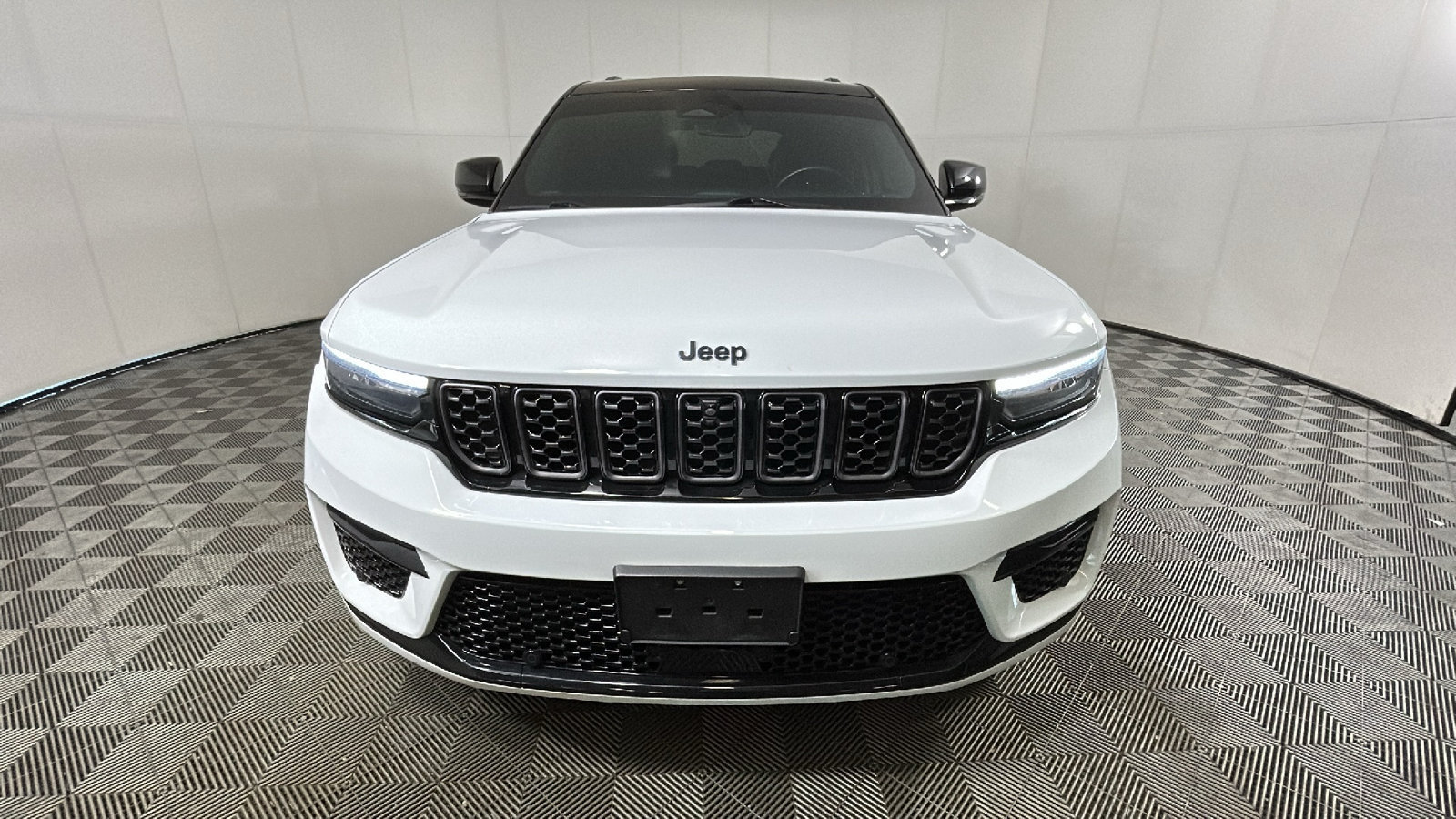 Used 2023 Jeep Grand Cherokee Summit w/ High Altitude Package AWD/4WD image 8