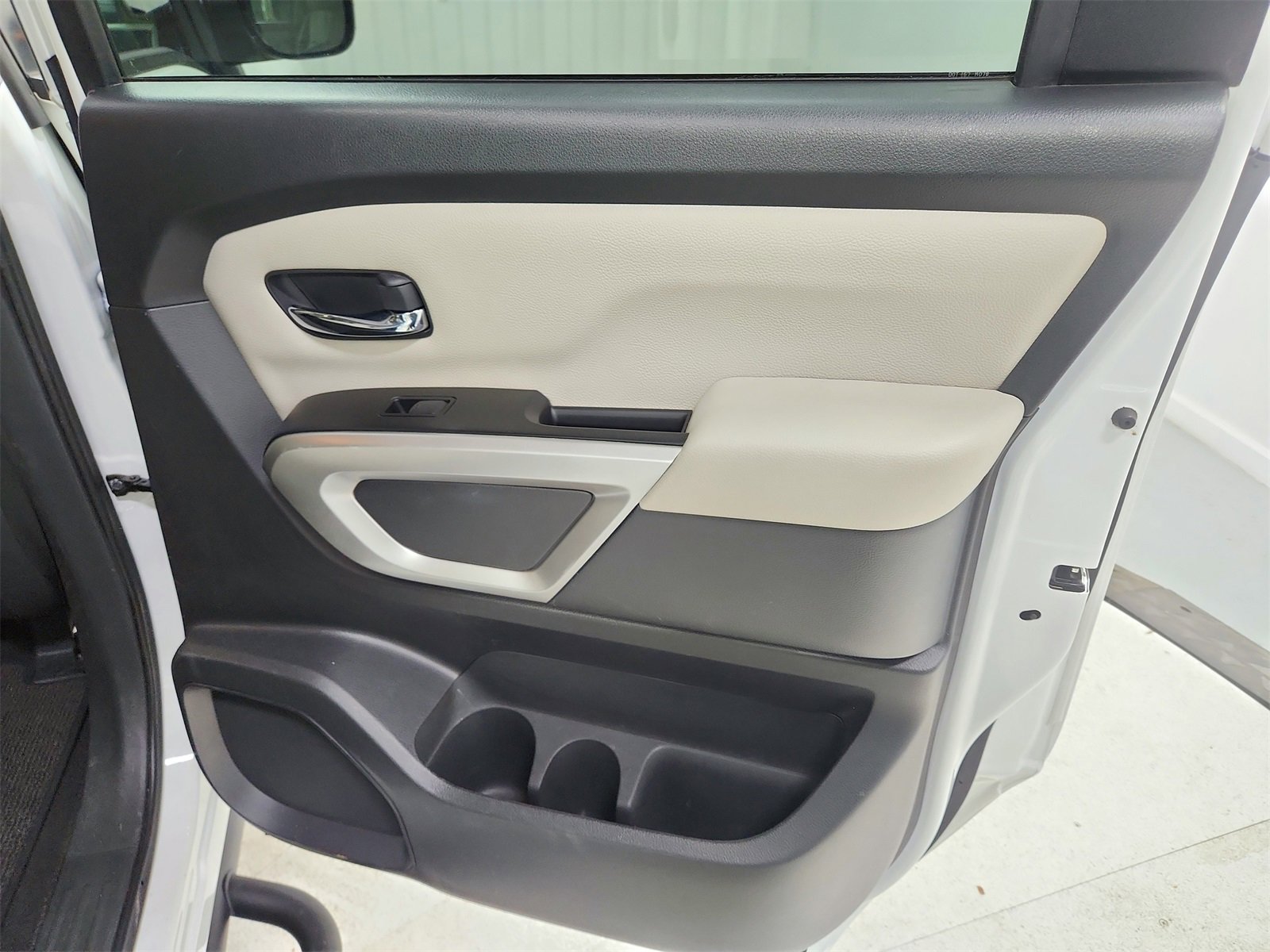 Used 2023 Nissan Titan SV w/ Accessory Utility Package image 35