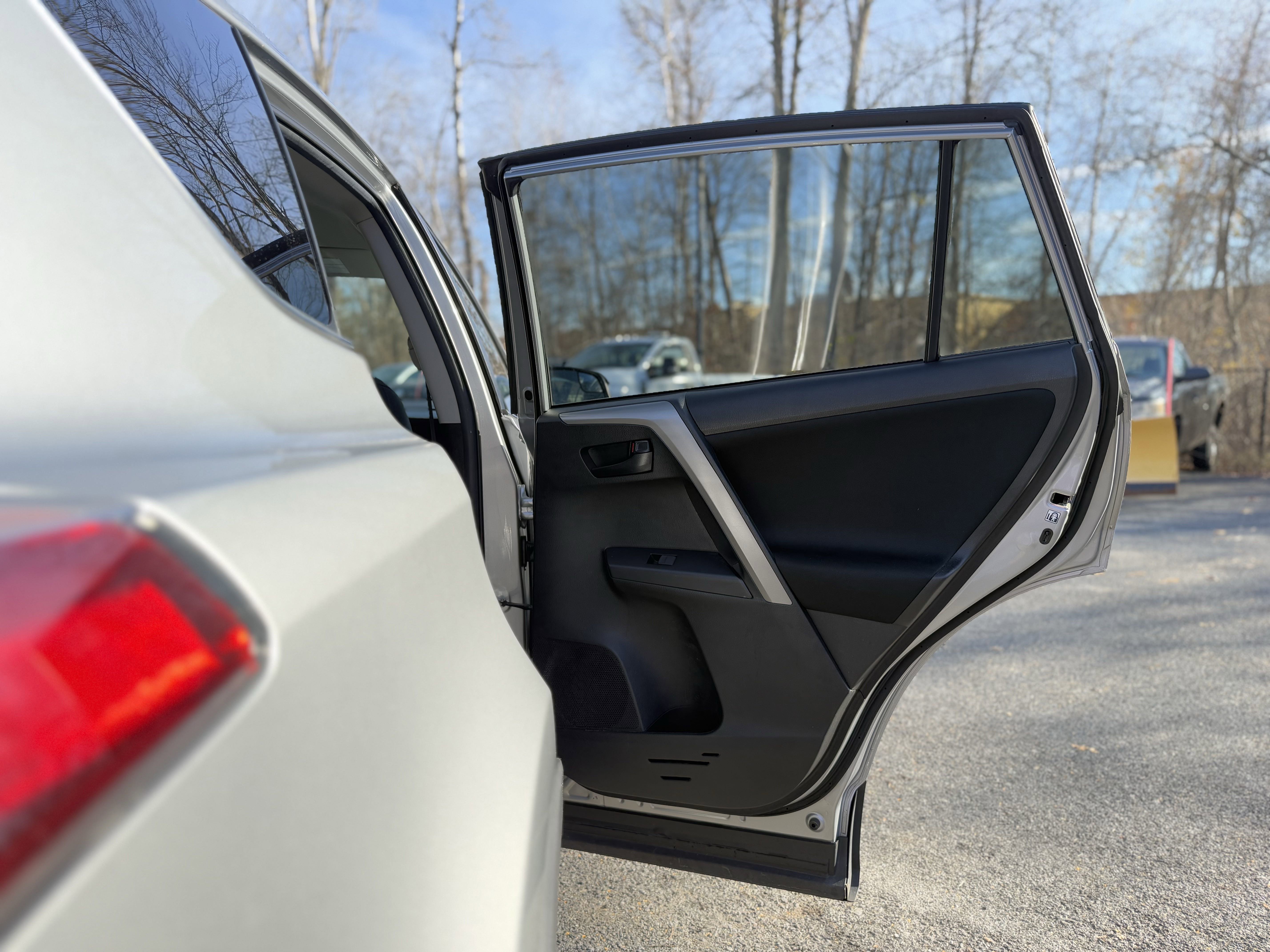 Used 2018 Toyota RAV4 LE image 31