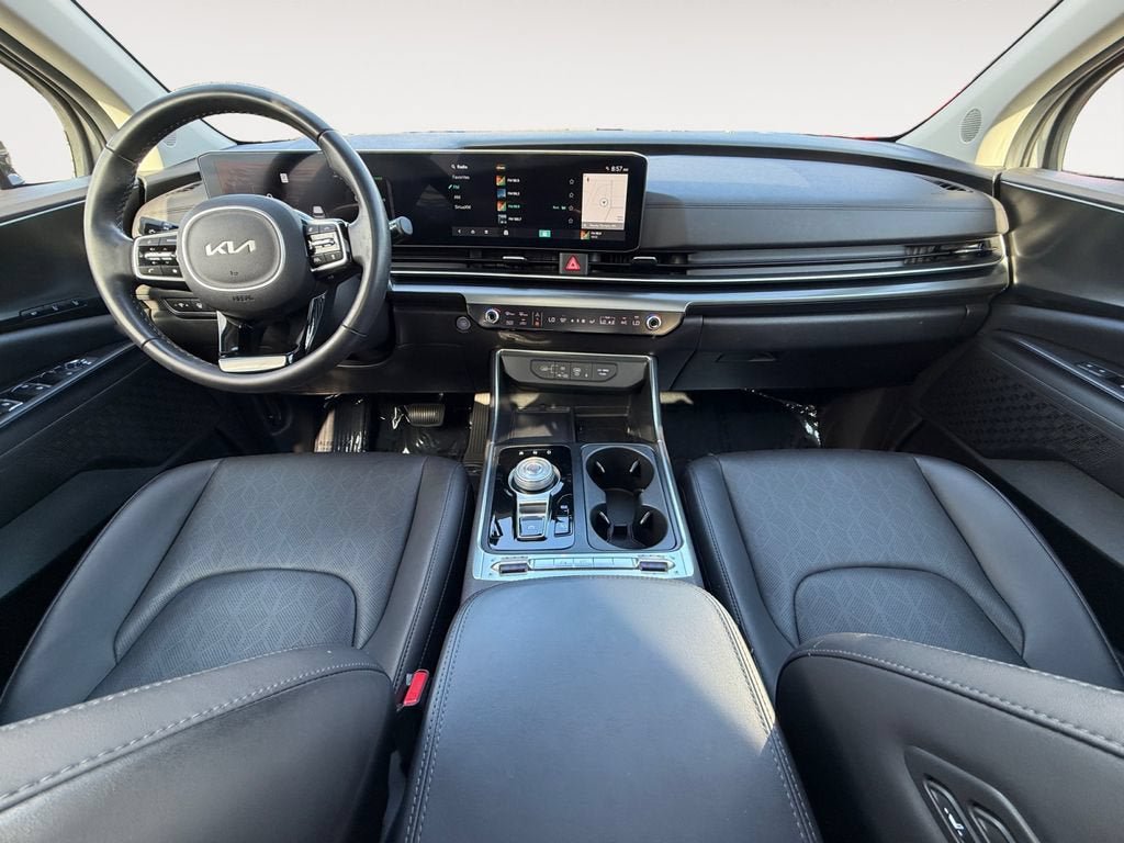 Used 2025 Kia Carnival SX w/ SX Dark Edition Package FWD image 11