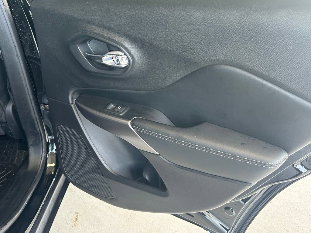 Used 2020 Jeep Cherokee Limited FWD image 32