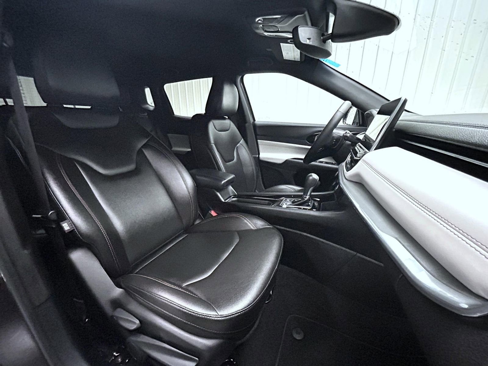 Used 2024 Jeep Compass Limited image 15