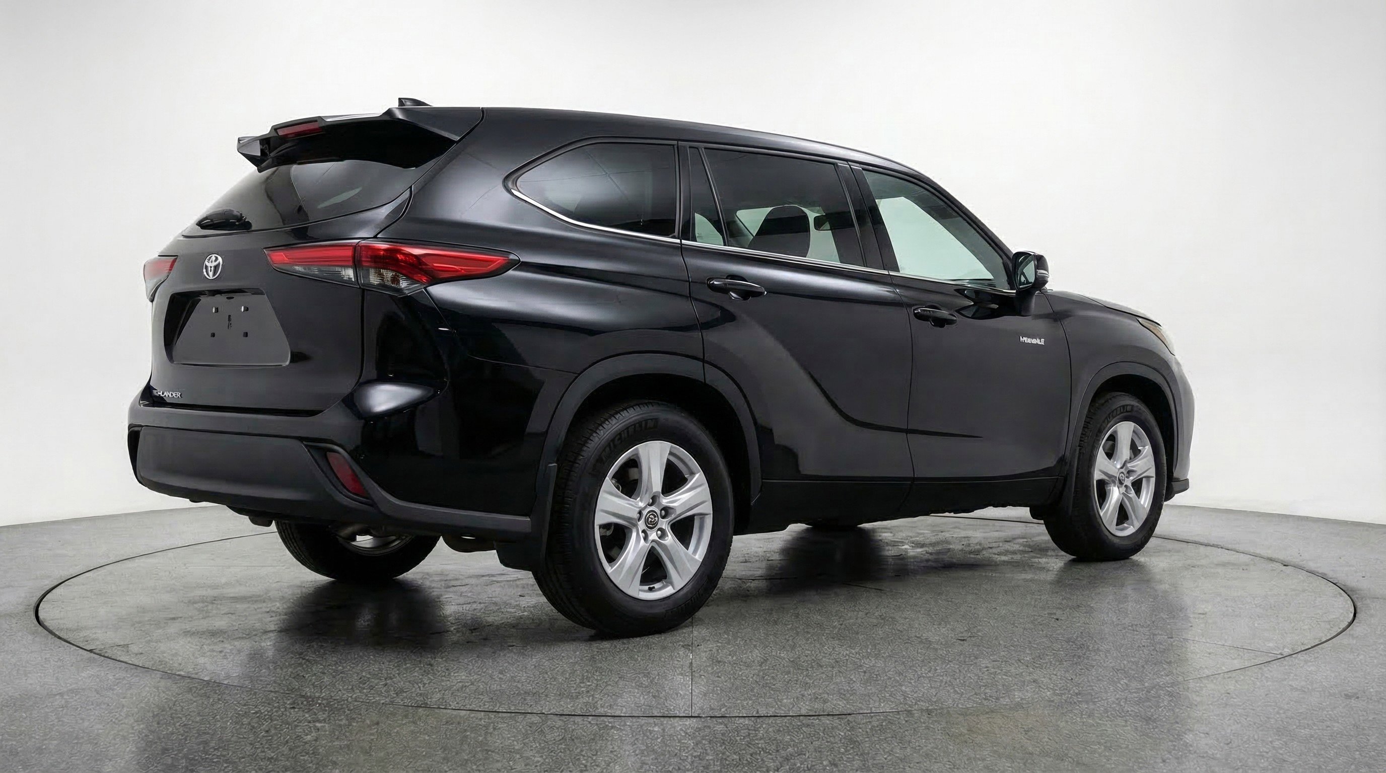 Used 2025 Toyota Highlander LE image 9