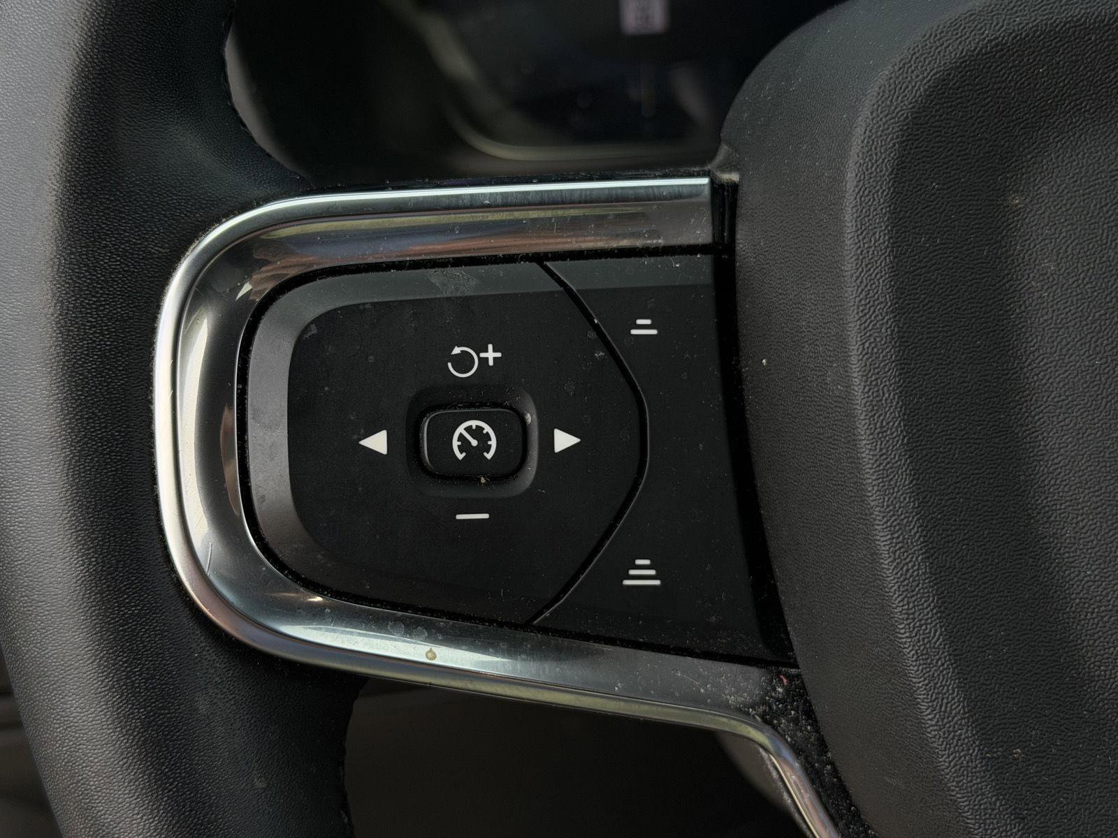 Used 2024 Volvo XC40 B5 Core image 16