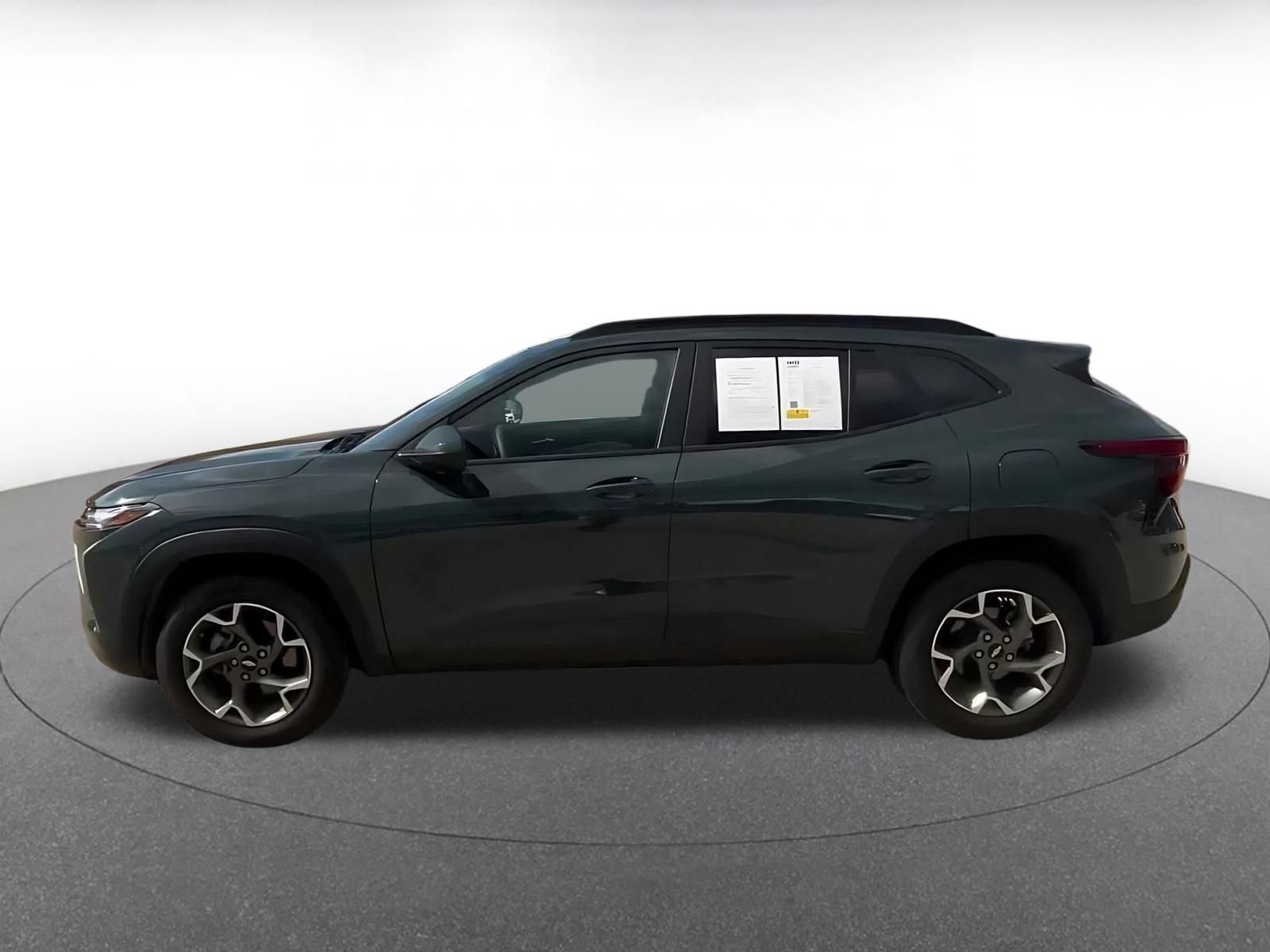 Used 2025 Chevrolet Trax LT FWD image 9