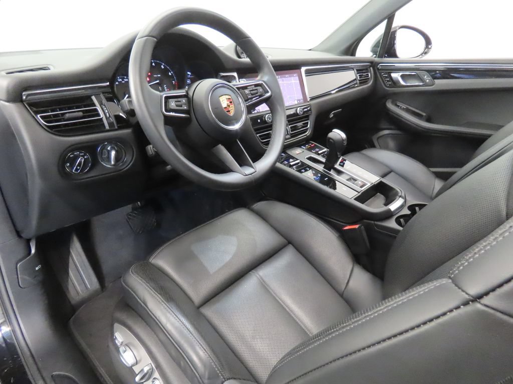 Certified 2026 Porsche Macan AWD/4WD image 4