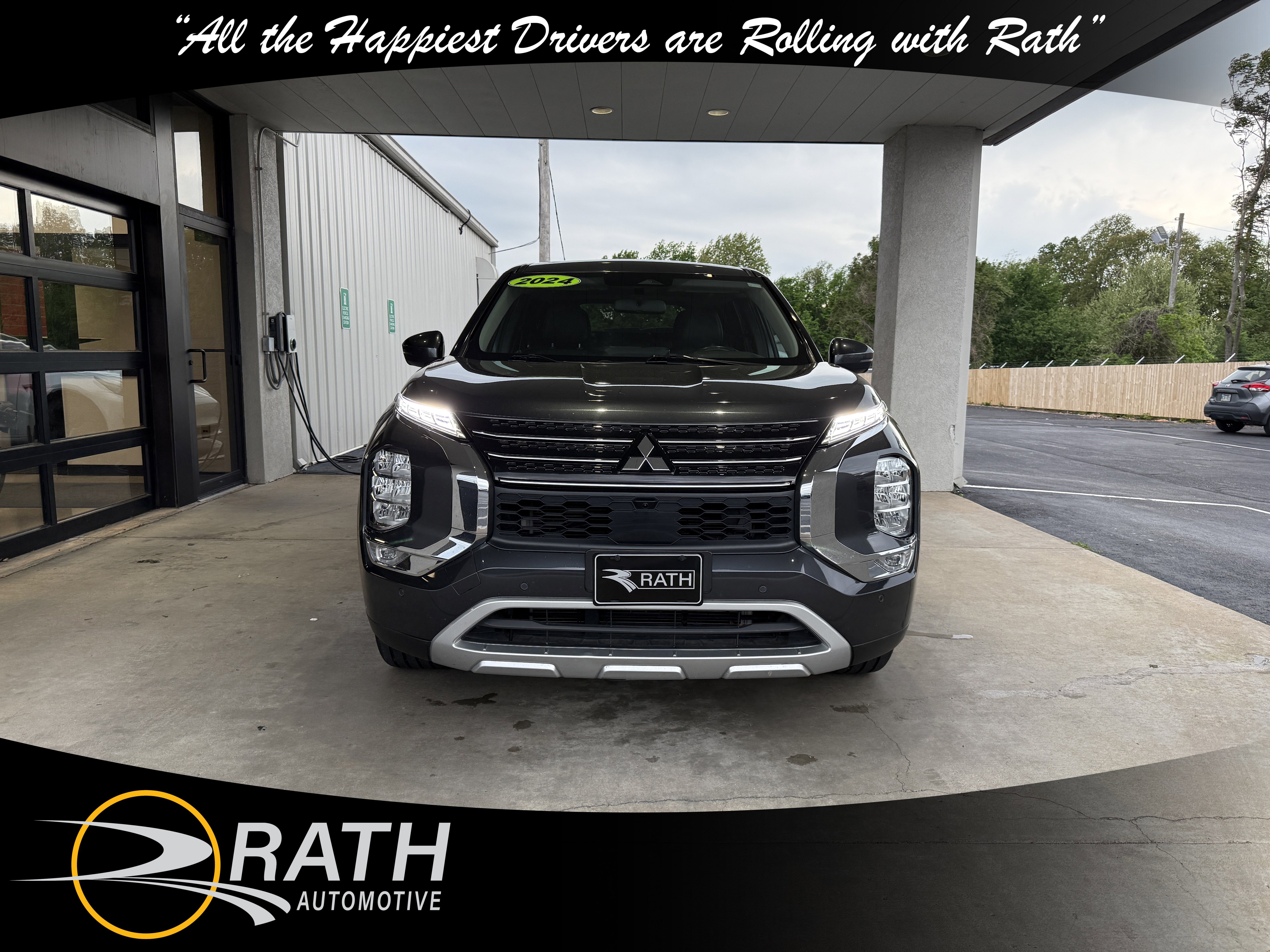 Used 2024 Mitsubishi Outlander SE image 3