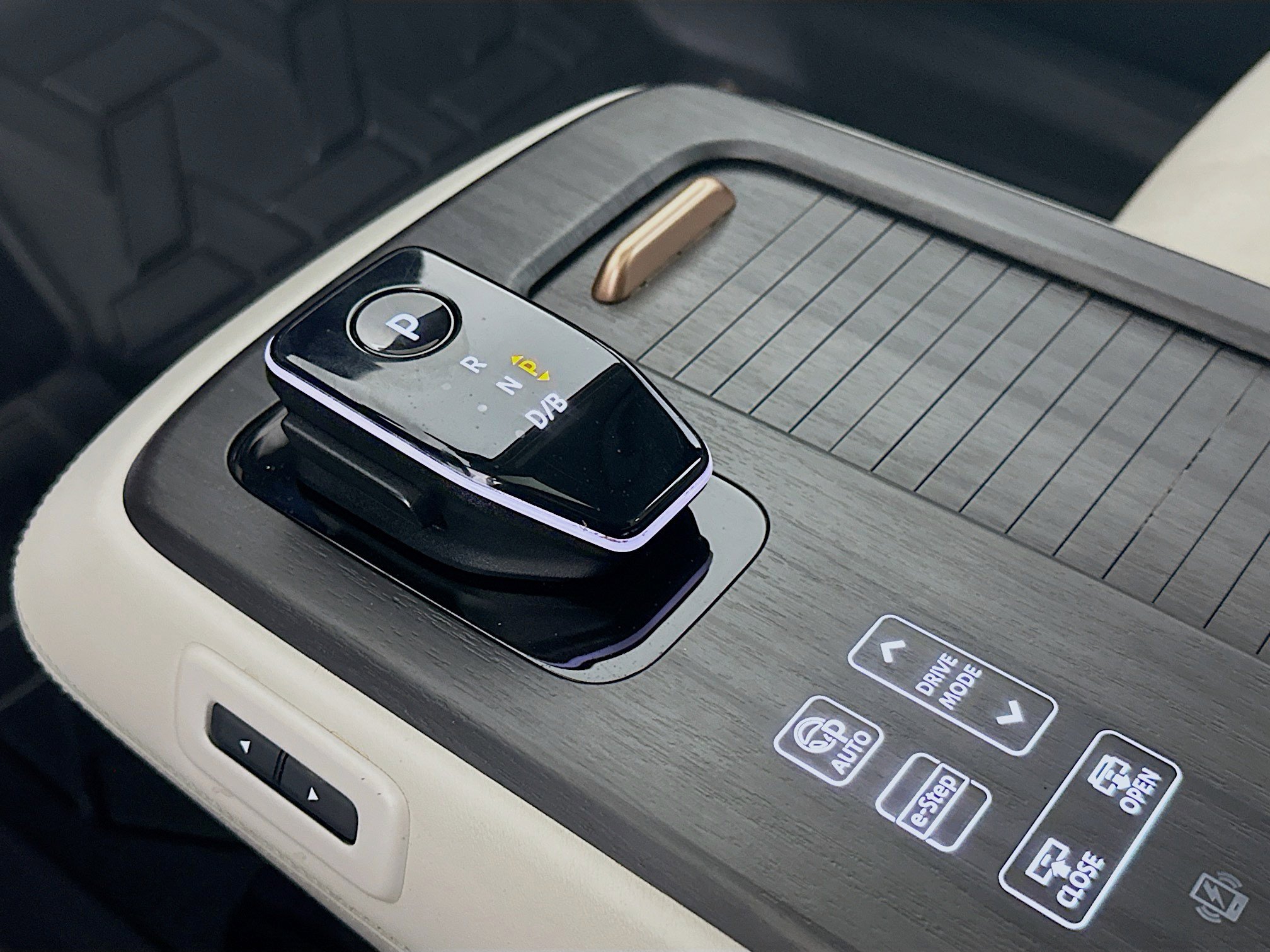 Used 2023 Nissan Ariya FWD image 25