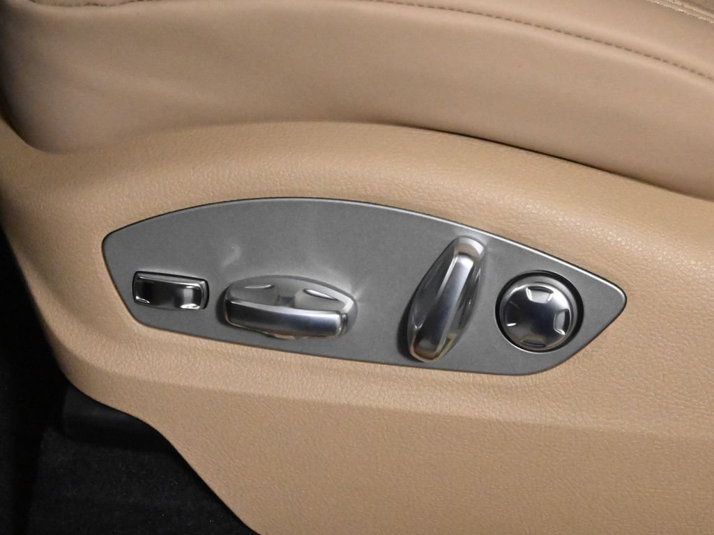 Used 2025 Porsche Macan AWD/4WD image 32