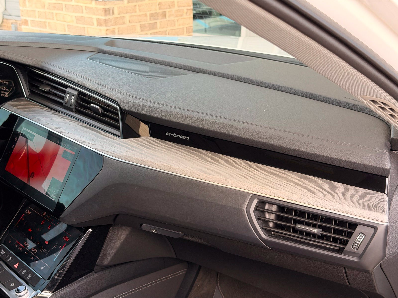 Used 2022 Audi e-tron Premium w/ Towing Package AWD/4WD image 33