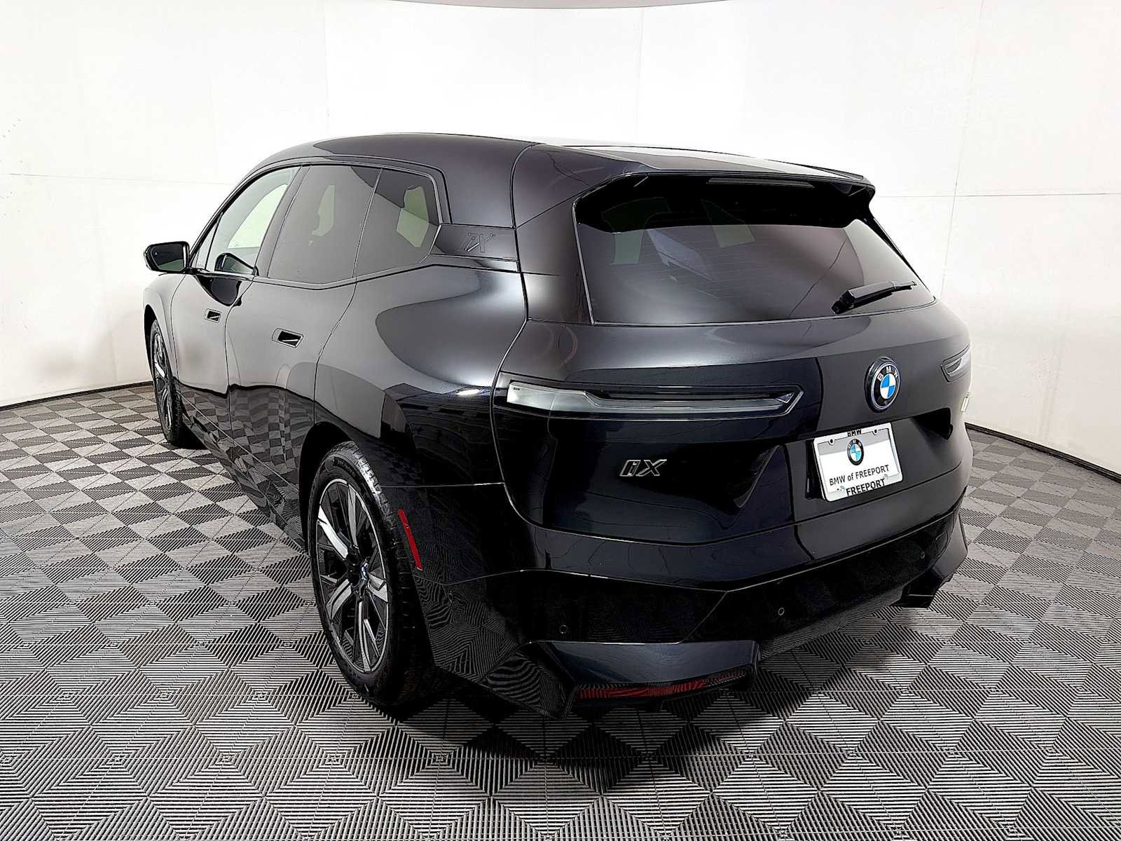 Used 2025 BMW iX M60 w/ Luxury Package image 5