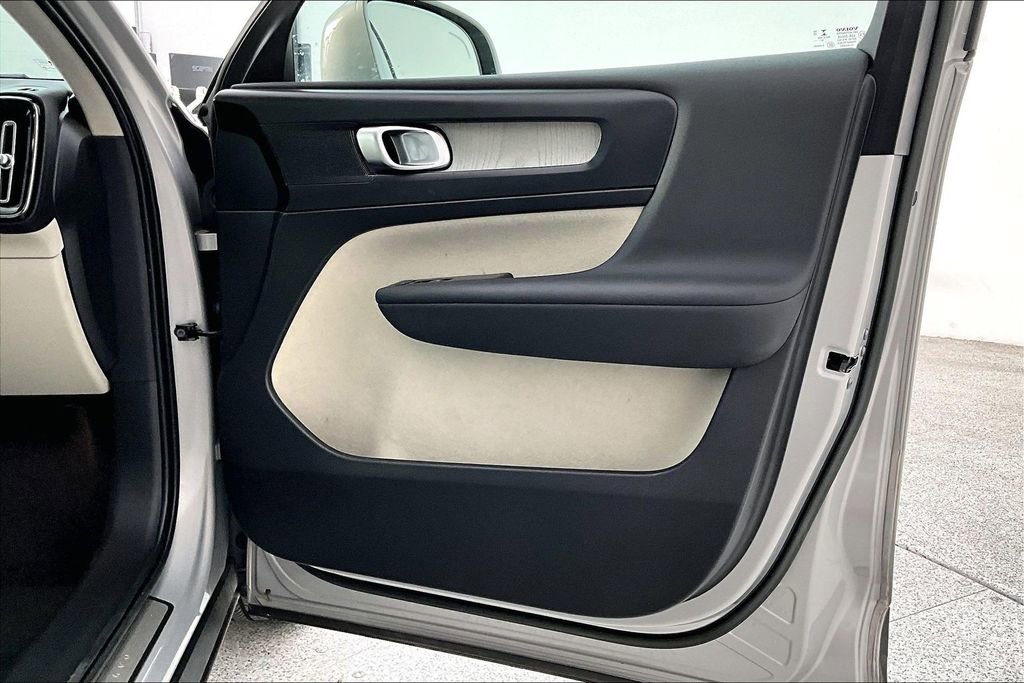 Certified 2023 Volvo XC40 B5 Plus image 26