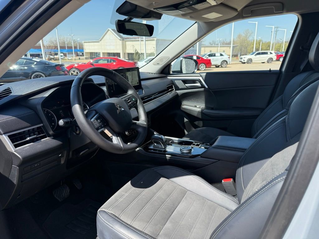 Used 2025 Mitsubishi Outlander SE image 29