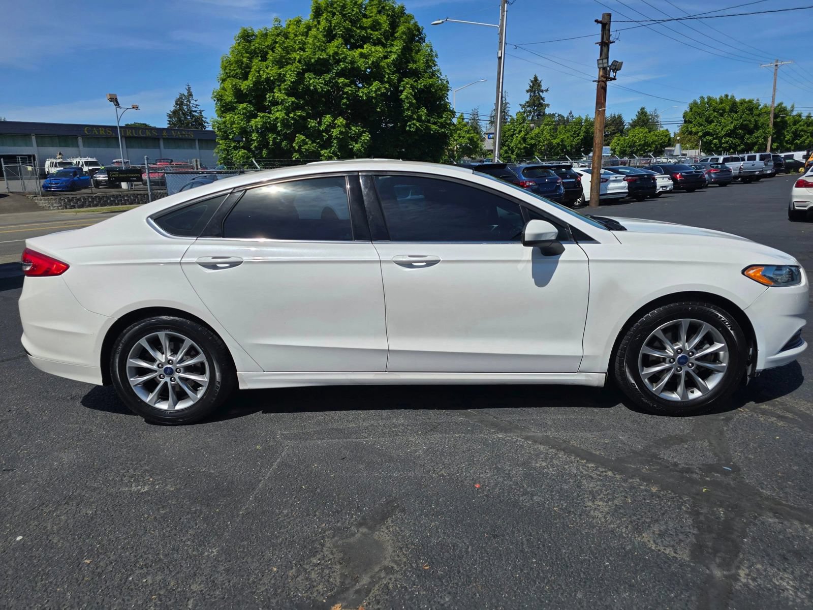 Used 2017 Ford Fusion SE w/ Fusion SE Technology Package FWD image 6