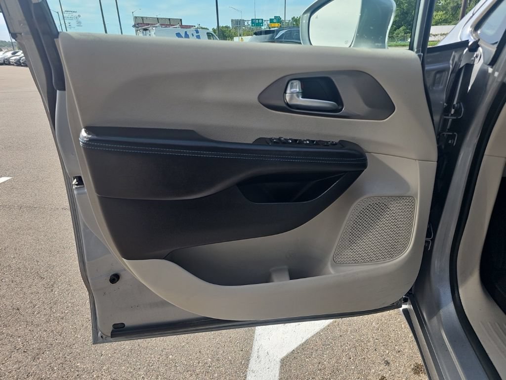 Used 2021 Chrysler Pacifica Touring FWD image 10