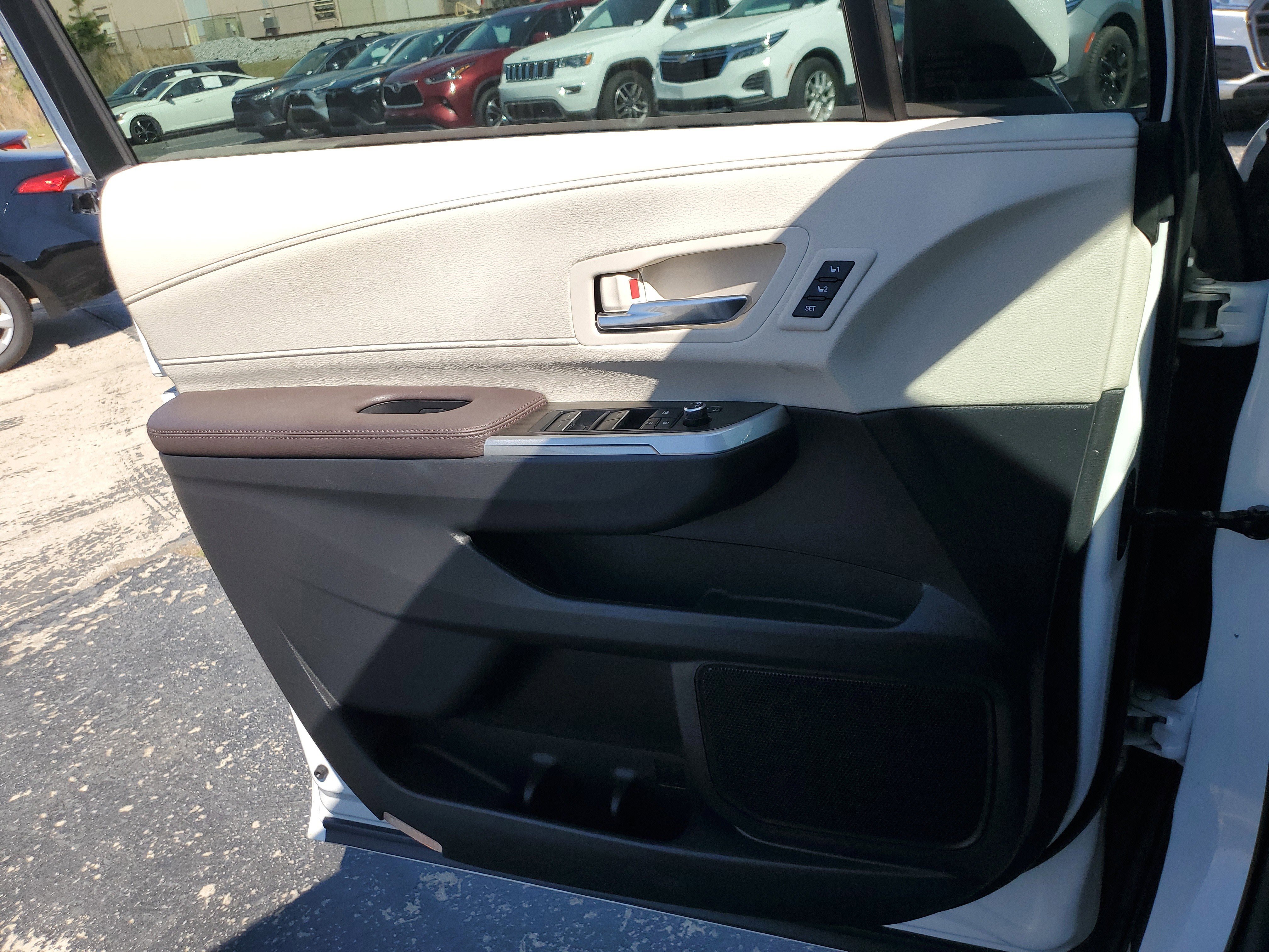 Used 2023 Toyota Sienna Platinum image 29