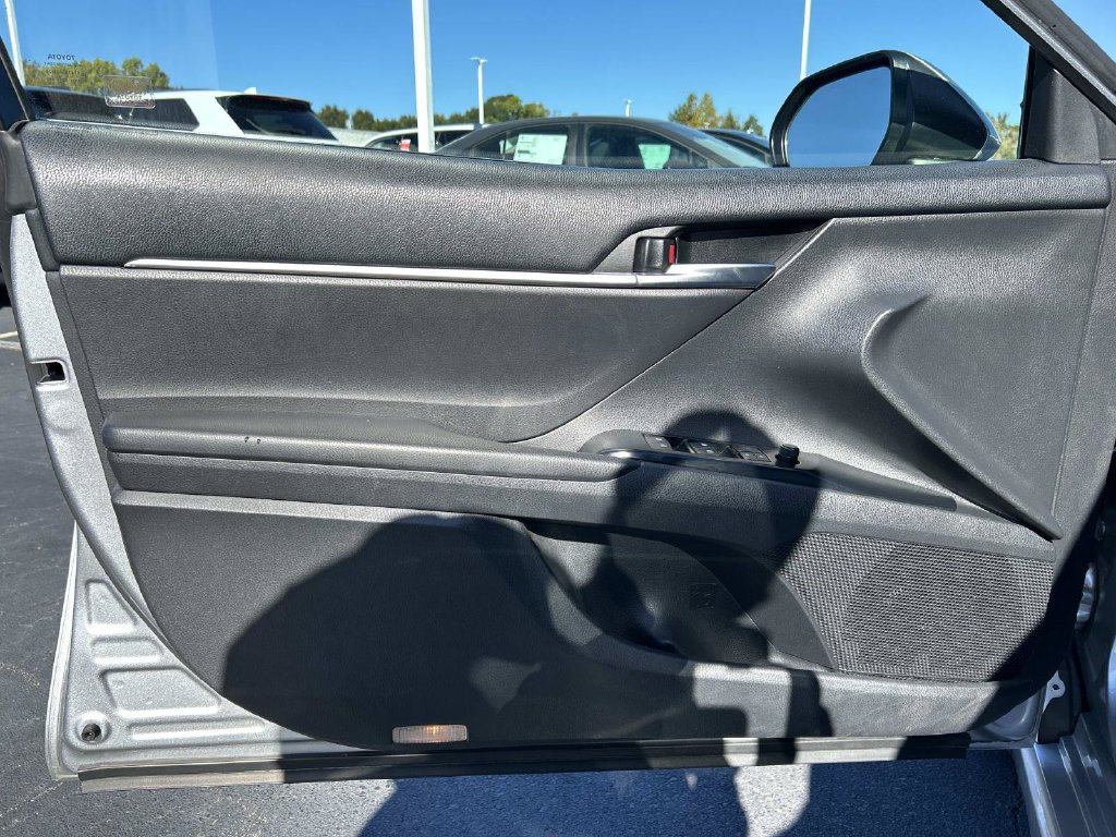 Used 2018 Toyota Camry SE FWD image 17