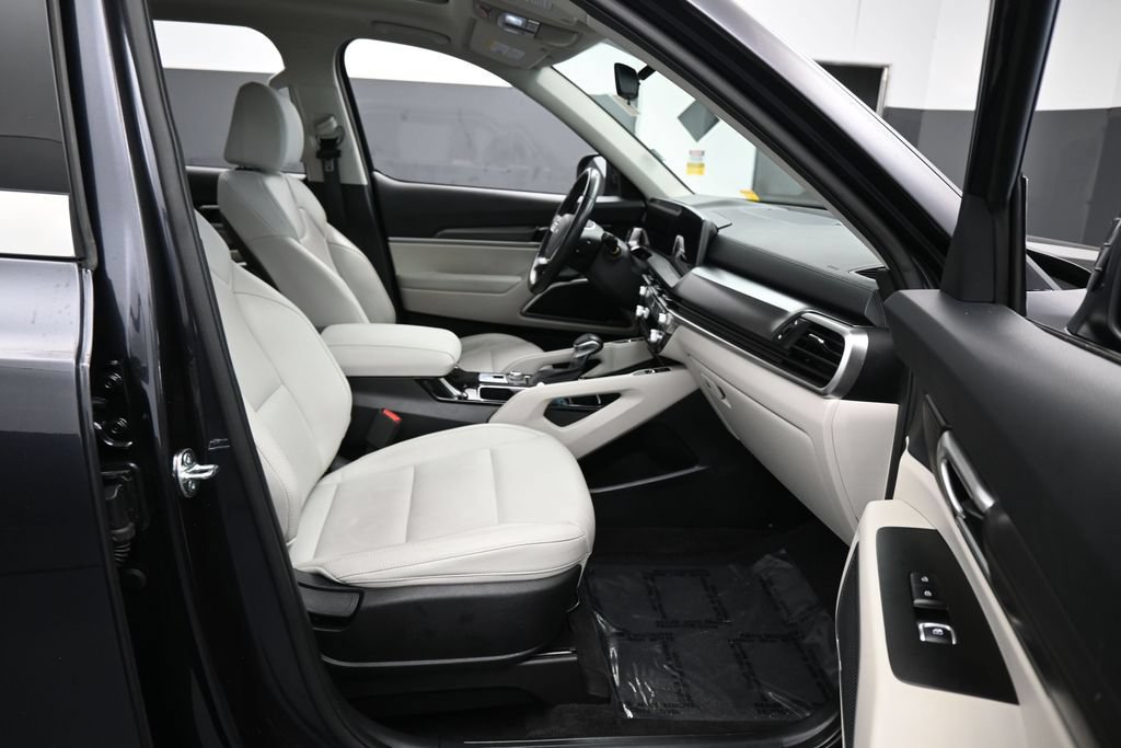 Used 2025 Kia Telluride S FWD image 43